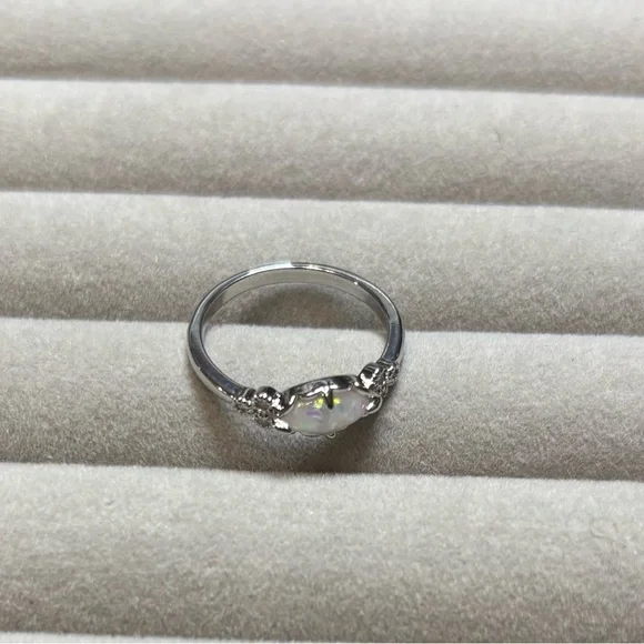 Stunning Sterling Silver White Fire Opal Ring. Size 8 Ring. - Picture 5 of 8